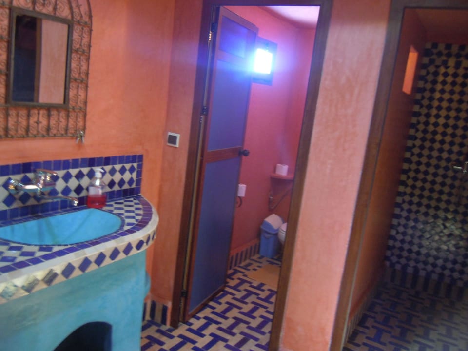 Triple Room | Bathroom | Shower, free toiletries, hair dryer, towels