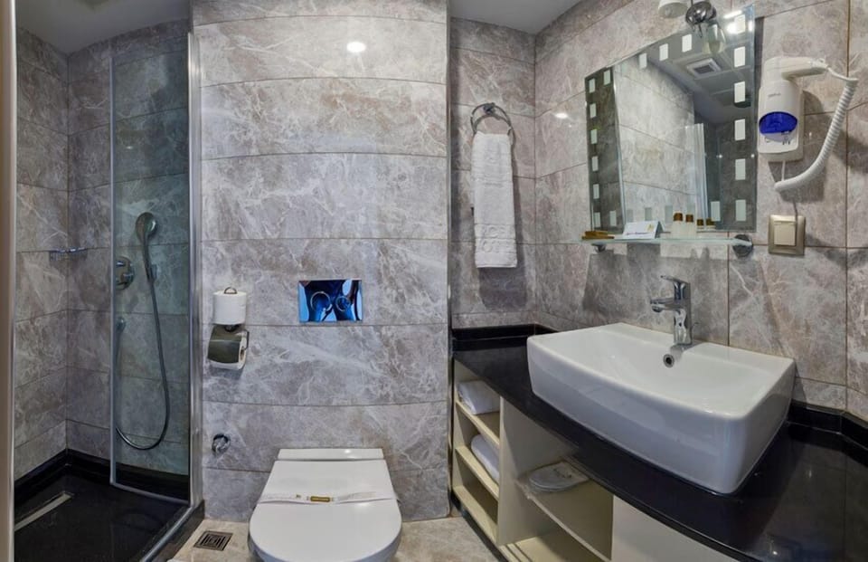 Standard Single Room | Bathroom | Shower, free toiletries, hair dryer, slippers