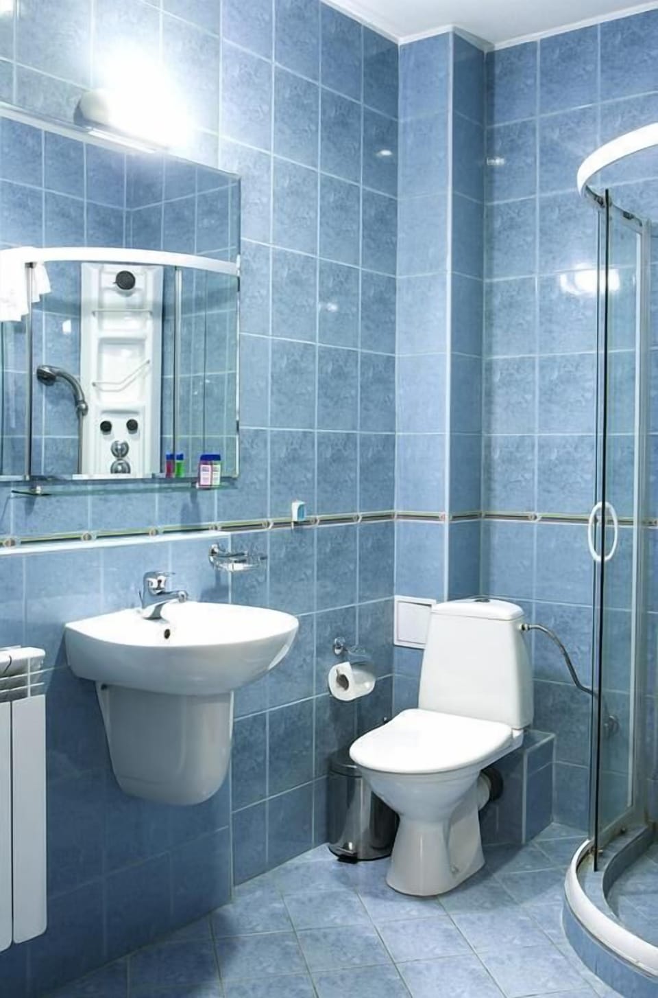 Single Large room | Bathroom | Shower, free toiletries, hair dryer, slippers