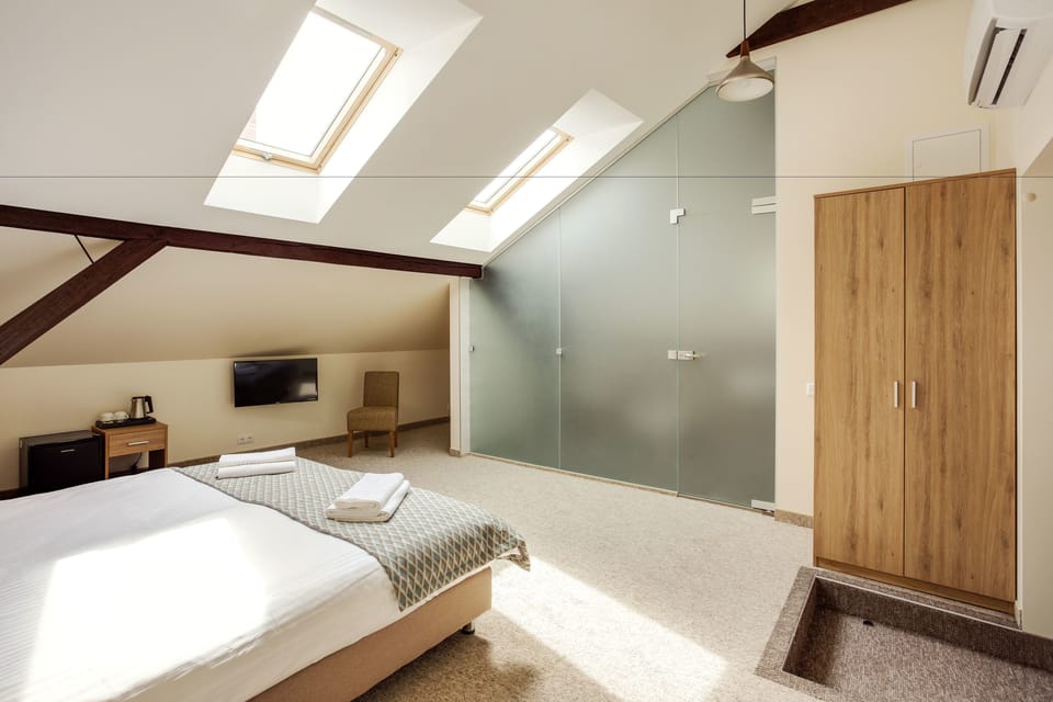 Superior Twin Room | Blackout drapes, soundproofing, iron/ironing board