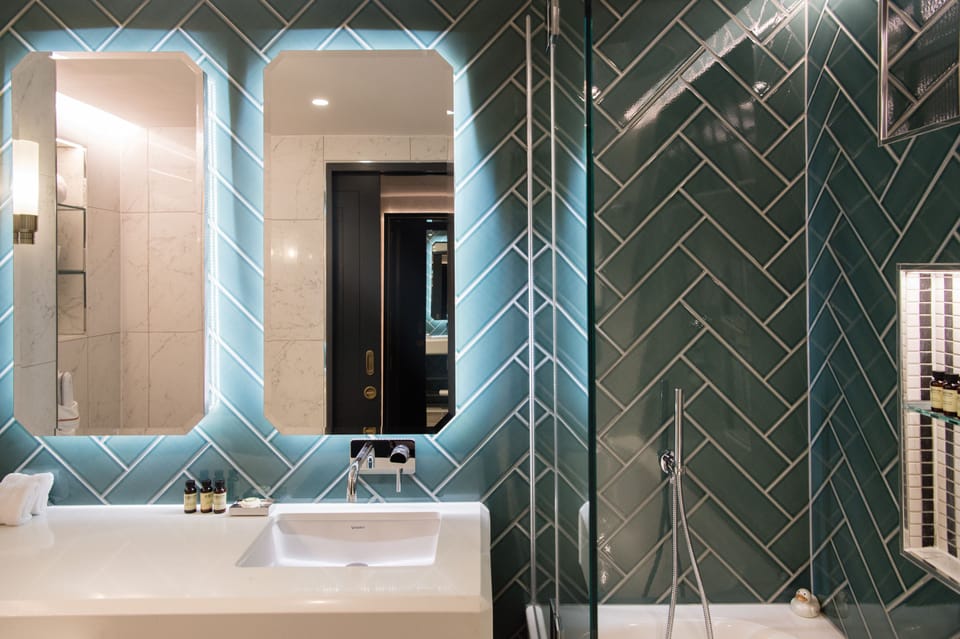Deluxe Room | Bathroom | Free toiletries, hair dryer, bathrobes, towels