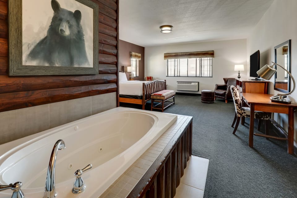 Expanded King with Whirlpool | Down comforters, desk, iron/ironing board, free WiFi