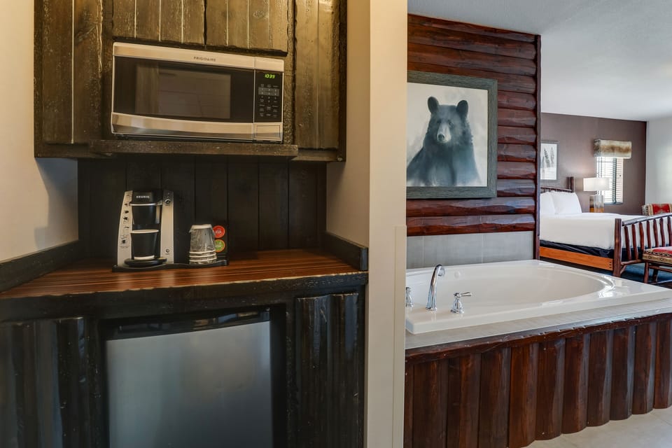 Expanded King with Whirlpool | Down comforters, desk, iron/ironing board, free WiFi