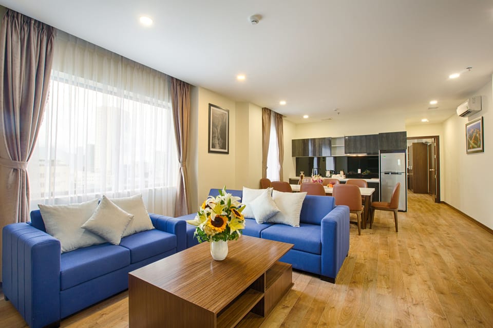 Premier Penthouse | Living area | 40-inch LCD TV with cable channels, TV