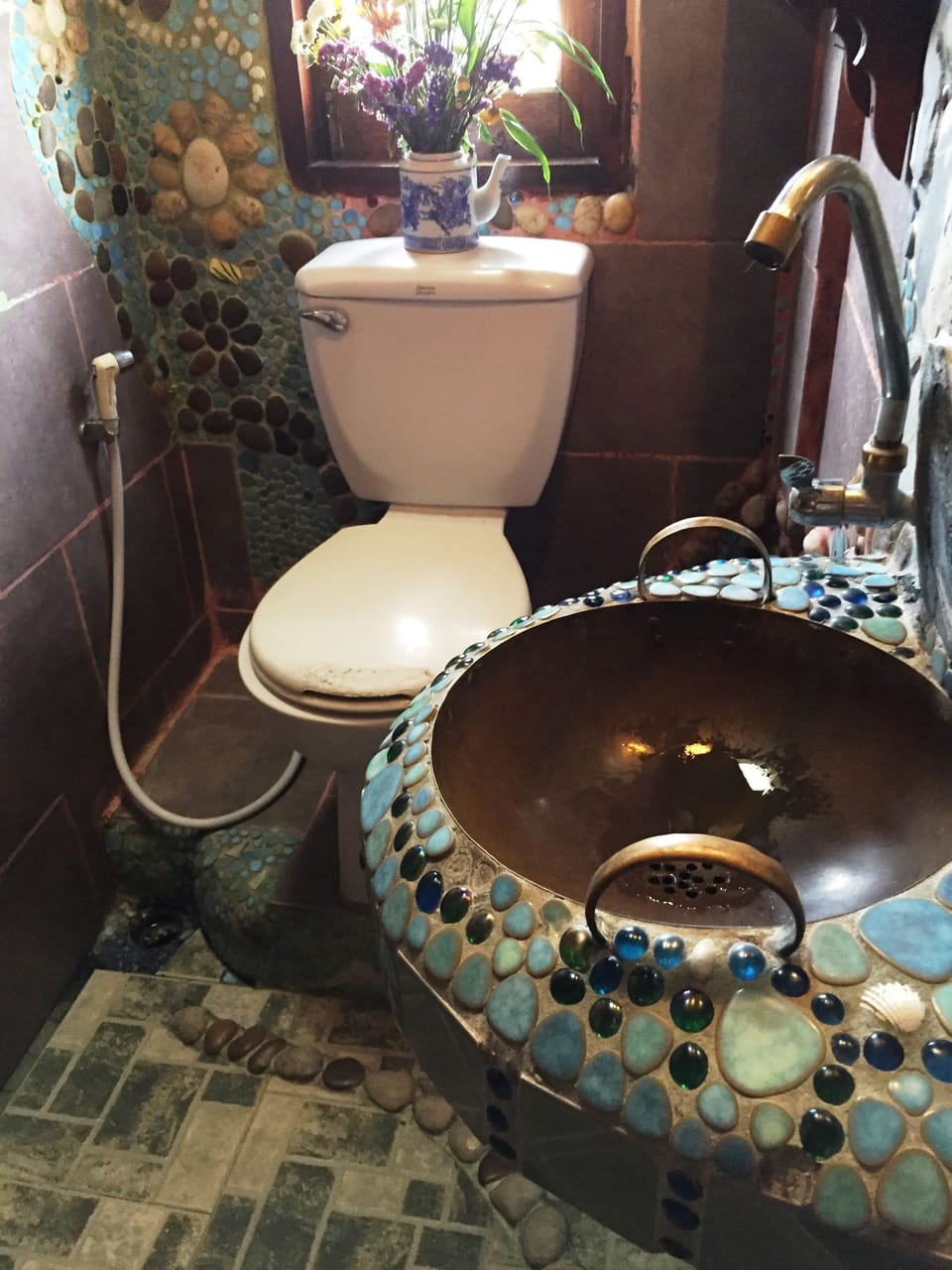 Shower, free toiletries, towels