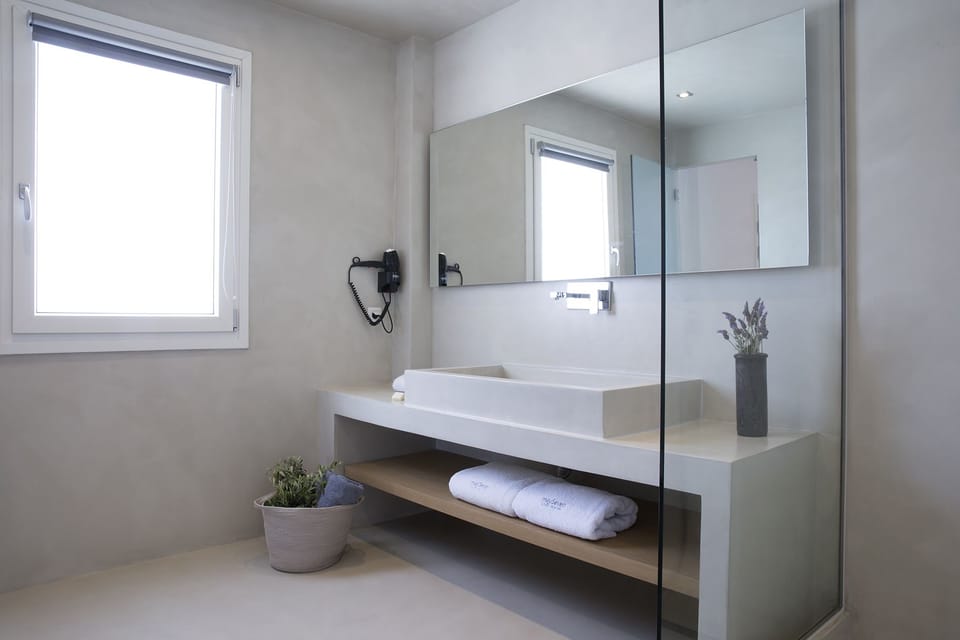 Junior Room, Hot Tub, Sea View | Bathroom | Shower, jetted tub, designer toiletries, hair dryer