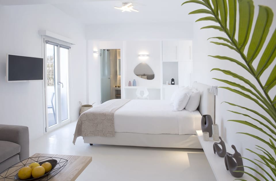 Superior Room, Hot Tub, Sea View | Premium bedding, minibar, in-room safe, desk