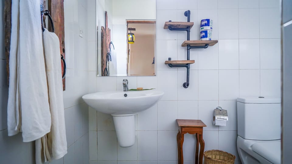 Shower, free toiletries, towels
