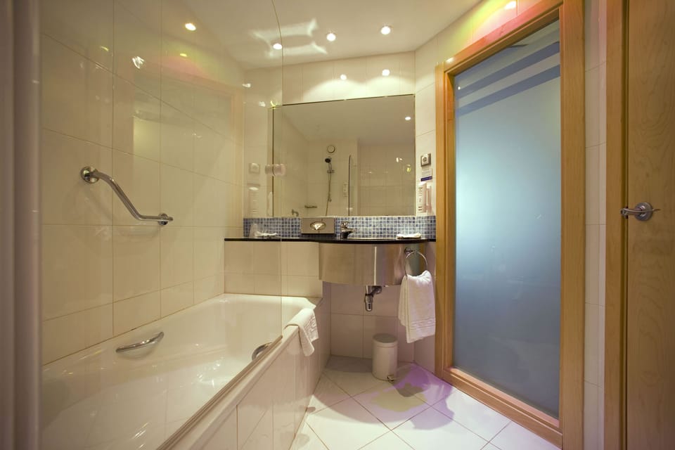 Combined shower/tub, free toiletries, hair dryer, bidet