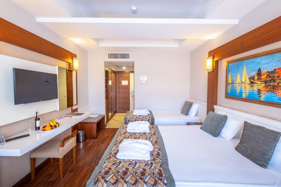 Standard Room | Minibar, desk, WiFi, bed sheets