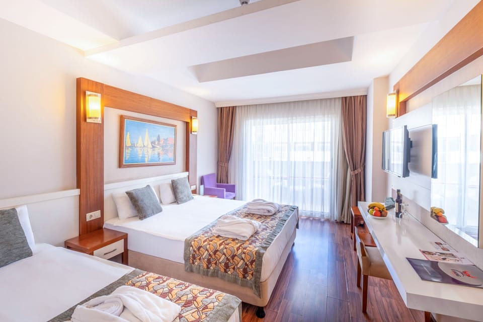 Standard Room | Minibar, desk, WiFi, bed sheets