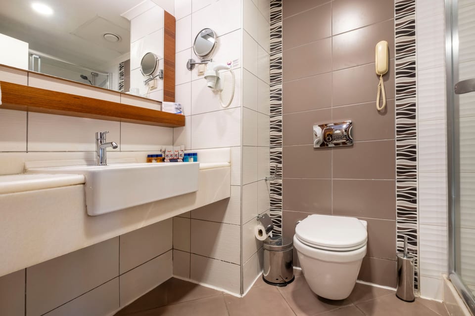 Standard Room | Bathroom | Deep soaking tub, free toiletries, hair dryer, towels