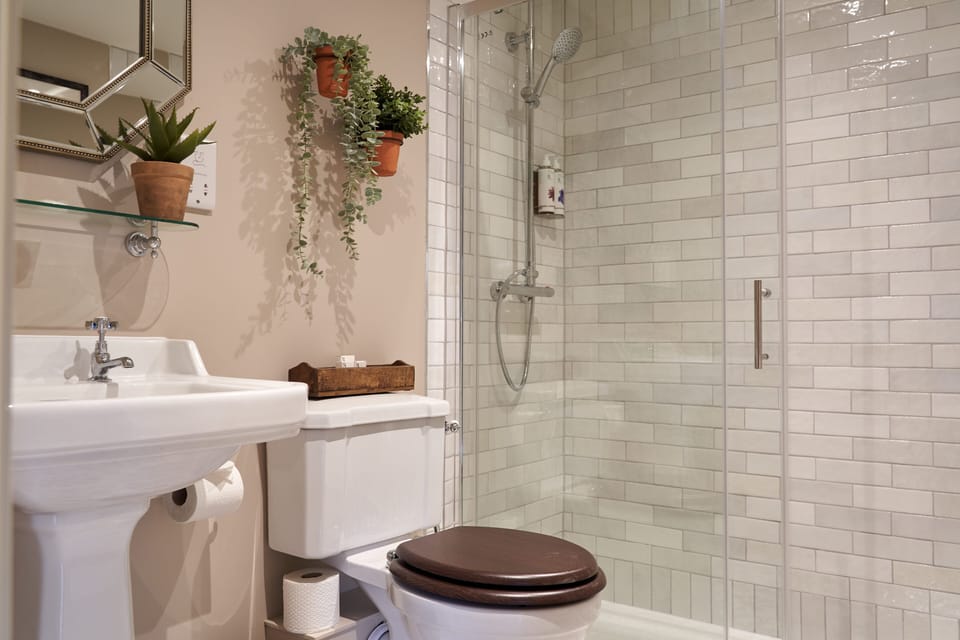 Basic Double or Twin Room, Private Bathroom | Bathroom | Shower, towels