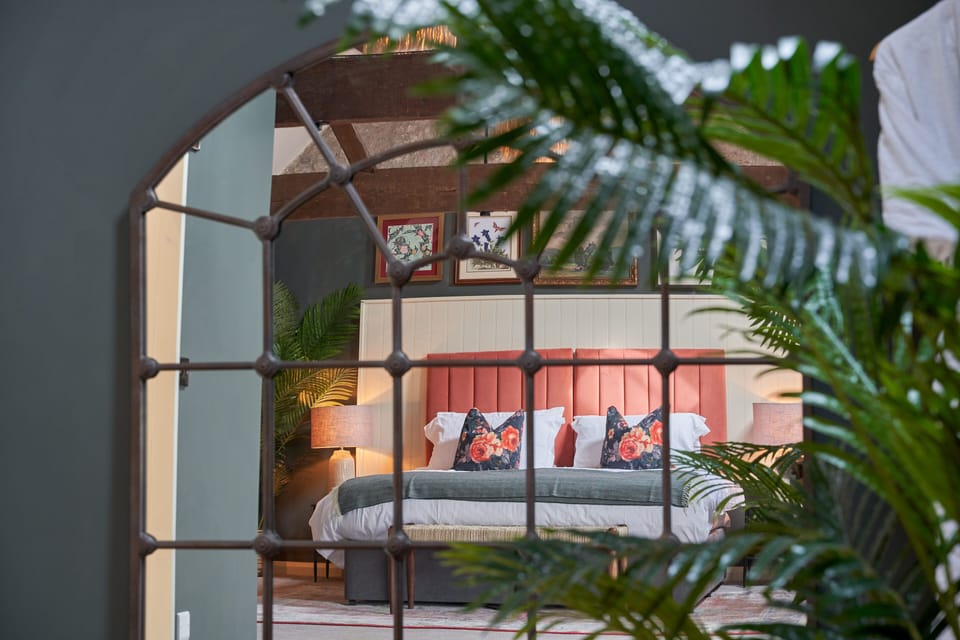 Luxury Suite | Minibar, desk, iron/ironing board, WiFi (free)