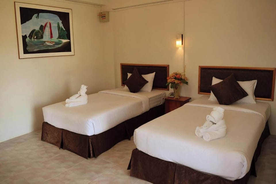 Standard Twin Room | Desk, iron/ironing board, free WiFi, bed sheets