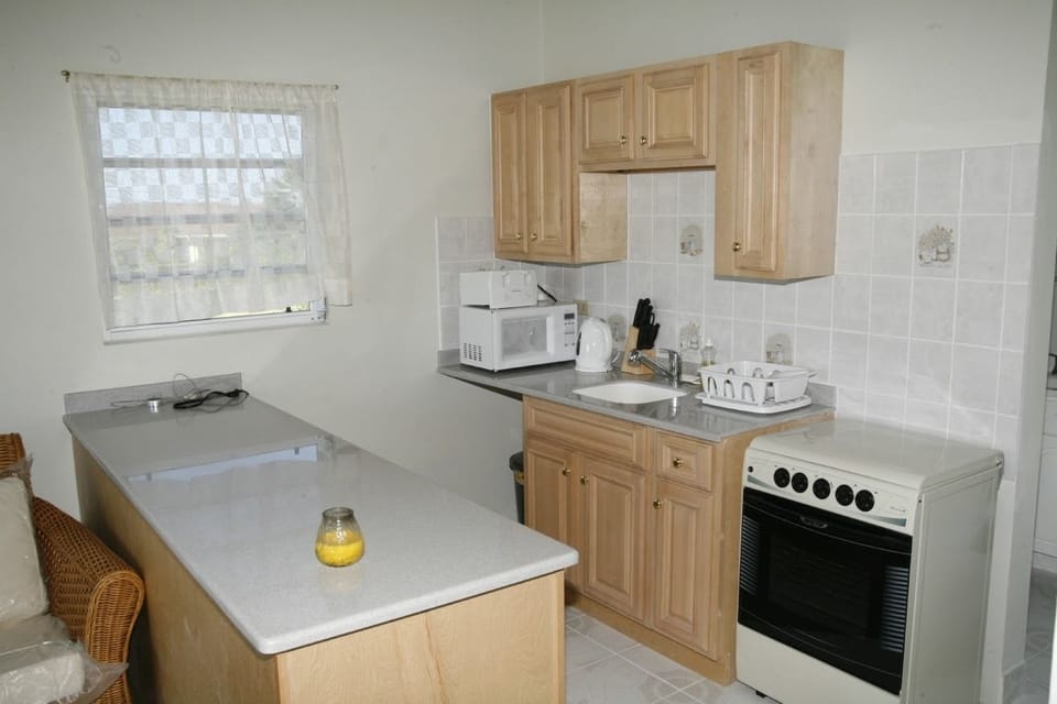 Traditional Cottage, 2 Bedrooms | Private kitchen | Coffee/tea maker, fridge, microwave, oven
