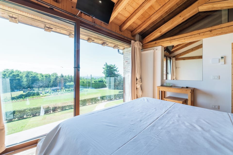 Superior Double Room, Ensuite, Hill View | Premium bedding, individually furnished, desk, laptop workspace