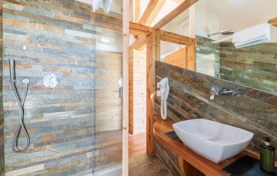 Superior Double Room, Ensuite, Hill View | Bathroom | Shower, free toiletries, hair dryer, bidet