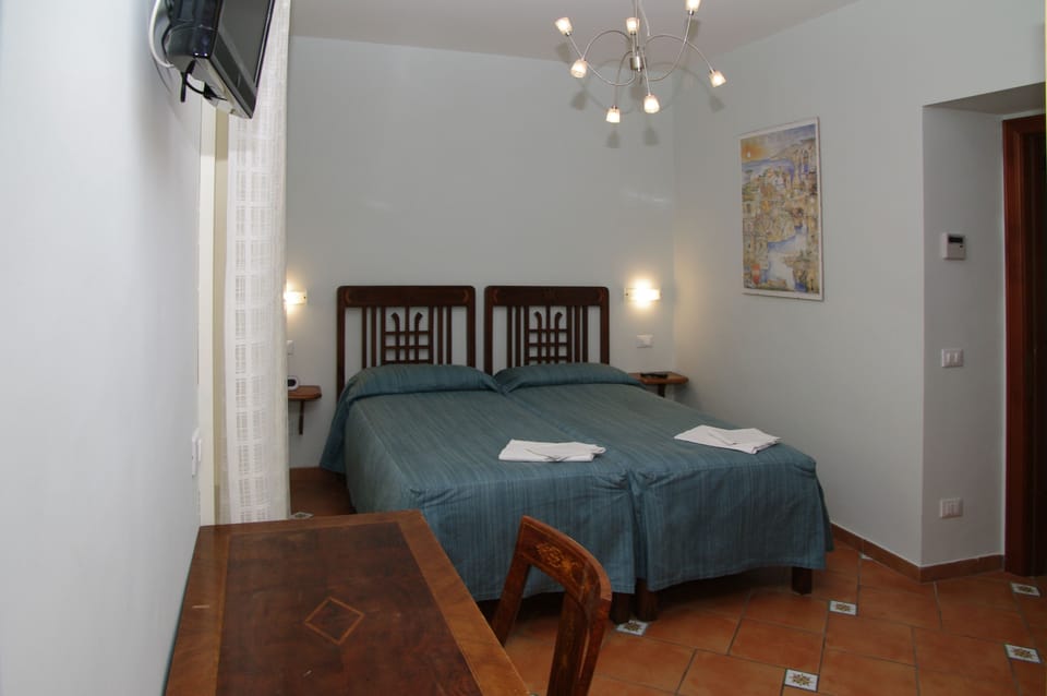 Standard Double Room | Hypo-allergenic bedding, minibar, in-room safe, soundproofing