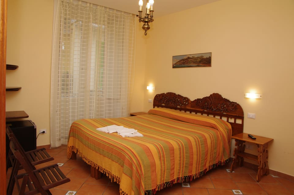 Standard Double Room | Hypo-allergenic bedding, minibar, in-room safe, soundproofing