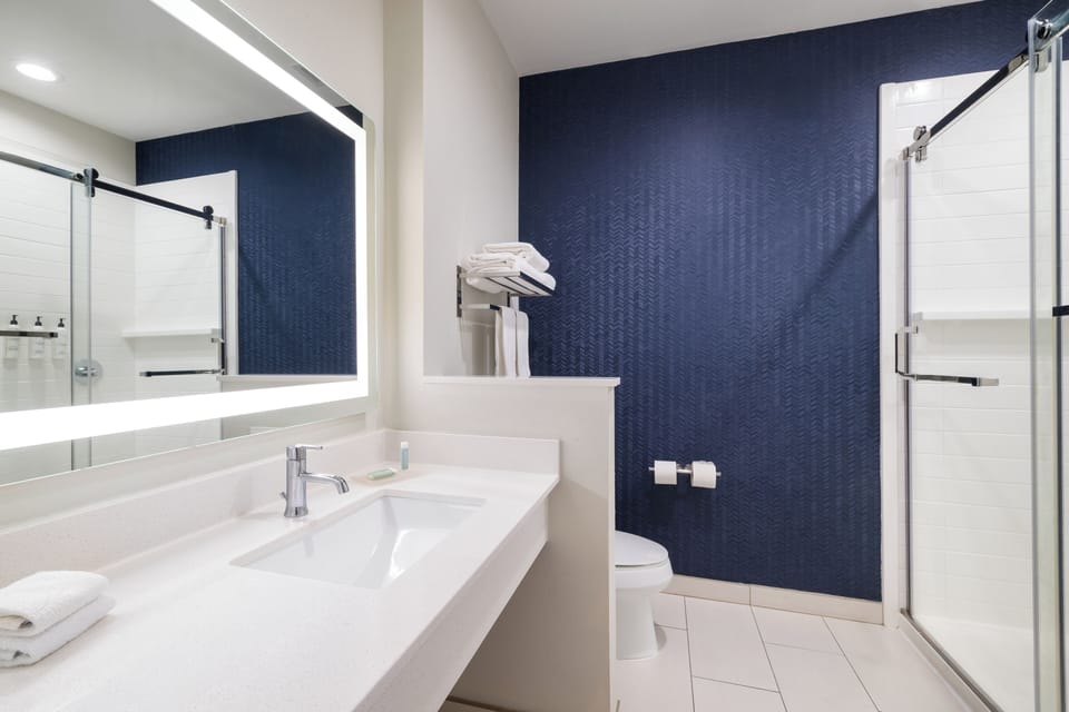 Combined shower/tub, free toiletries, hair dryer, towels