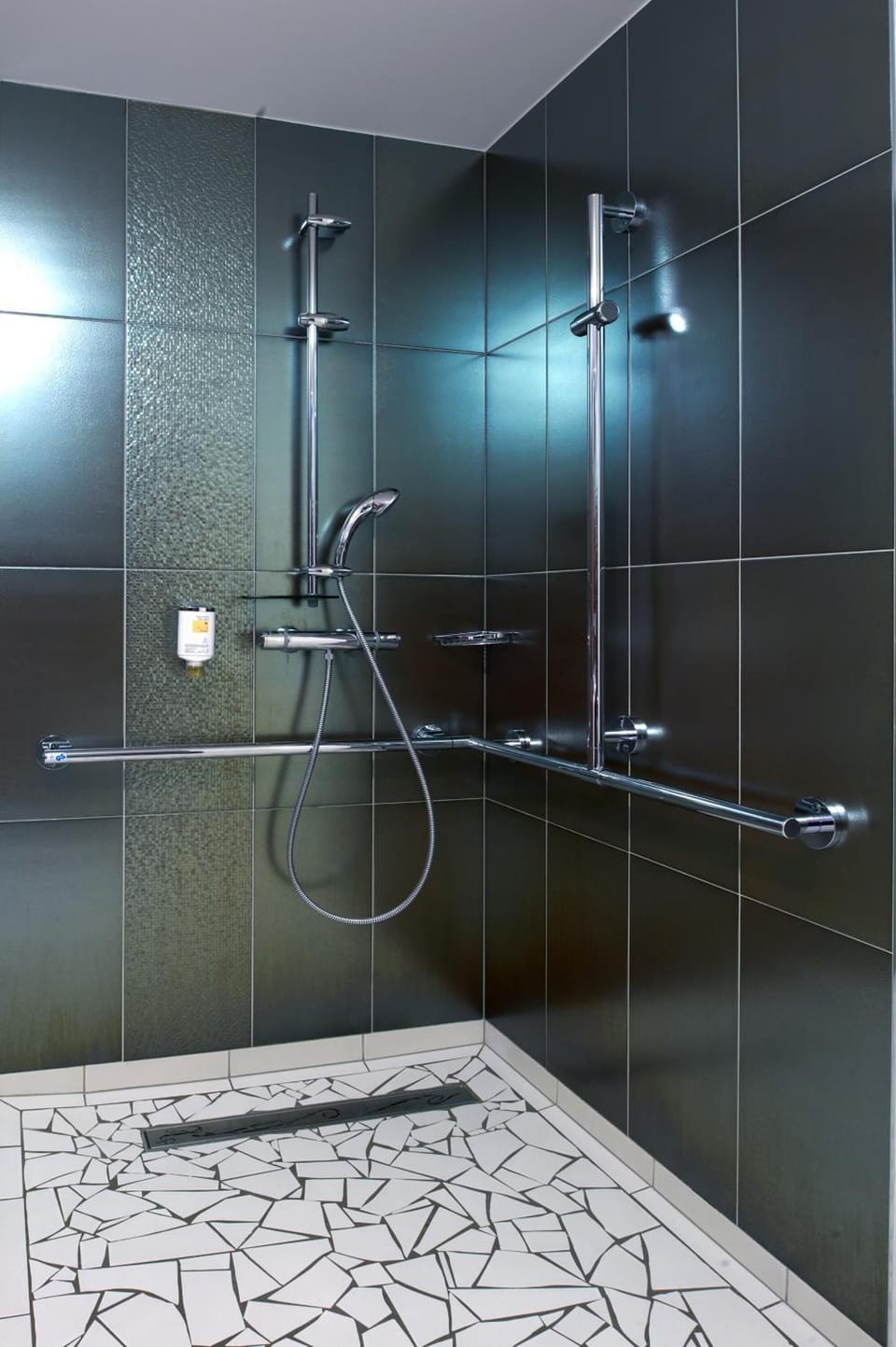 Deep soaking tub, free toiletries, hair dryer, towels