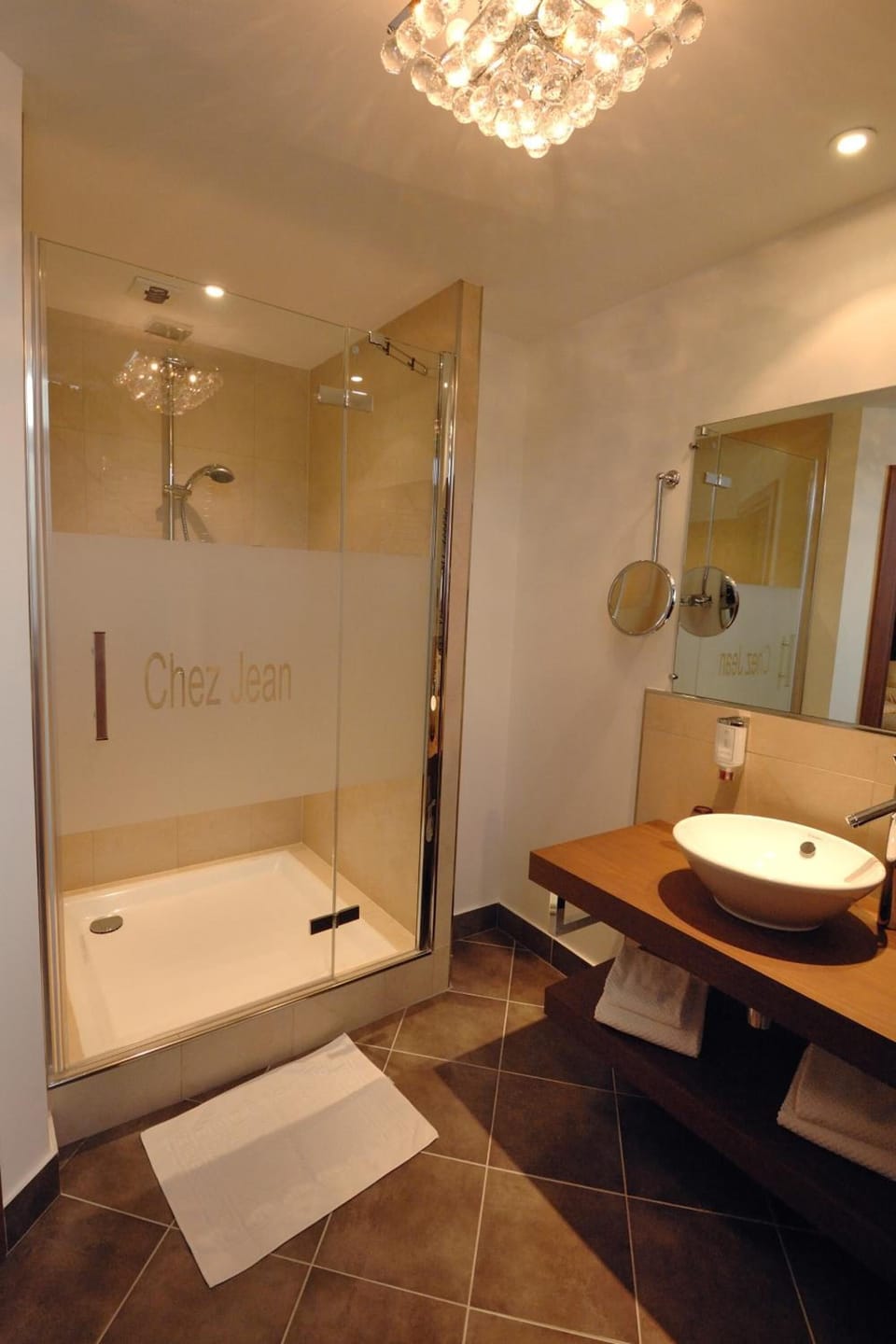 Deep soaking tub, free toiletries, hair dryer, towels