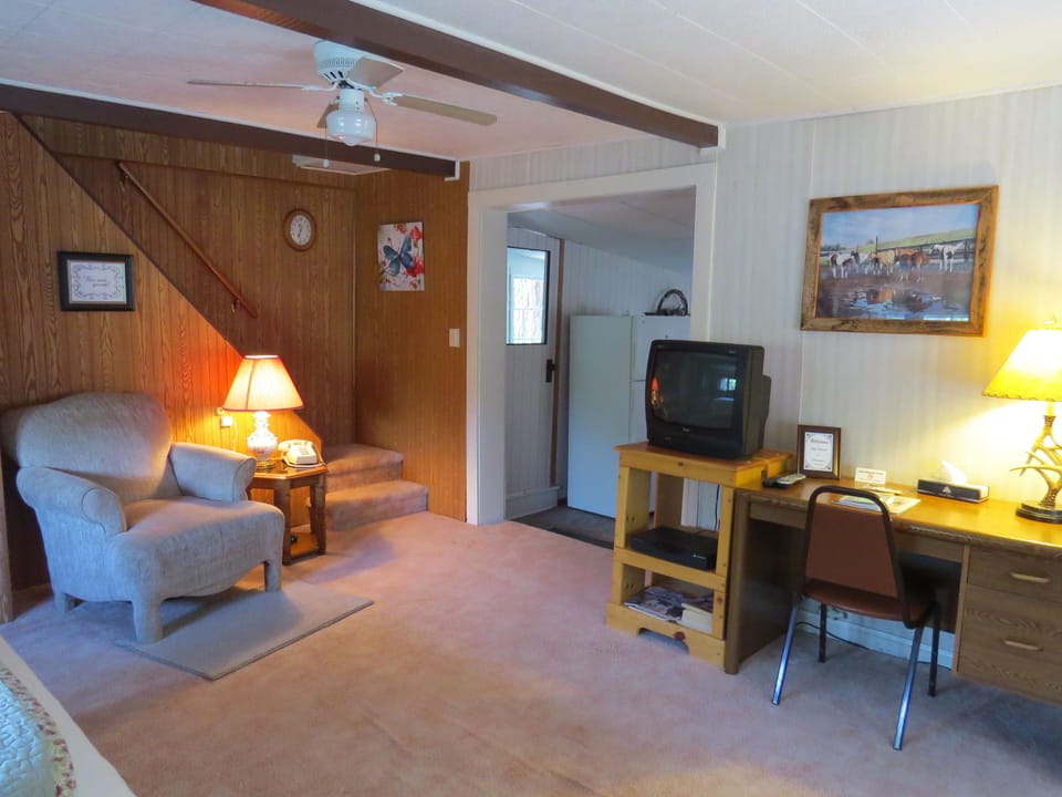 Cottage, Multiple Beds | Living area | Flat-screen TV