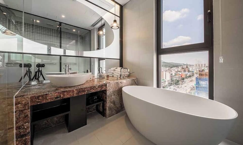 Standard Double Room | Bathroom | Shower, hair dryer, towels, shampoo