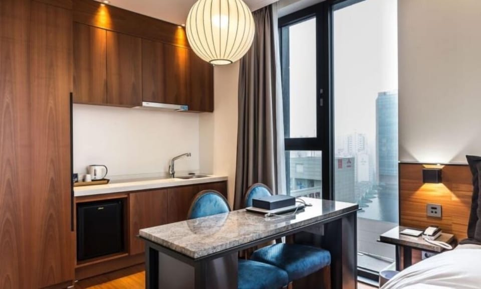 Deluxe Suite | Blackout drapes, free WiFi