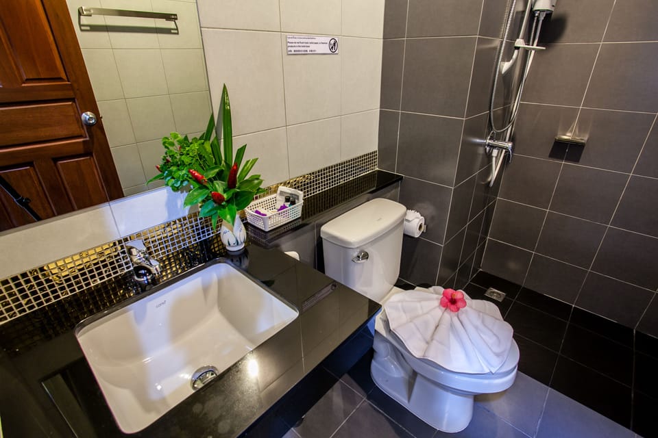 Standard Double Room | Bathroom | Shower, free toiletries, hair dryer, bidet