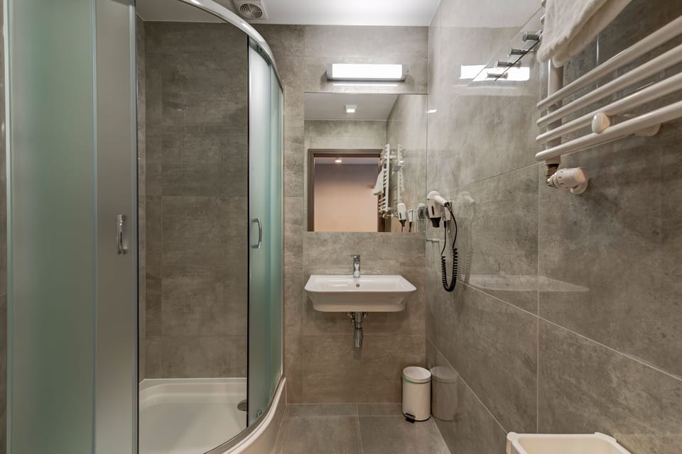 Apartment, Kitchen | Bathroom | Shower, free toiletries, hair dryer, slippers