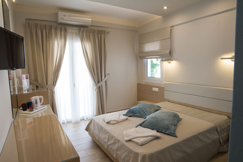 Hypo-allergenic bedding, in-room safe, blackout drapes, soundproofing