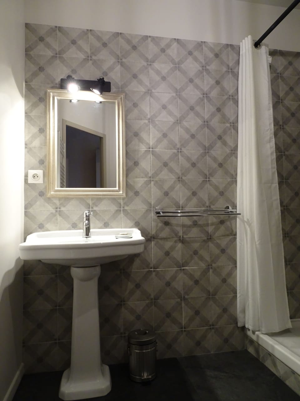 Double Room (Soreze) | Bathroom | Free toiletries, hair dryer, towels