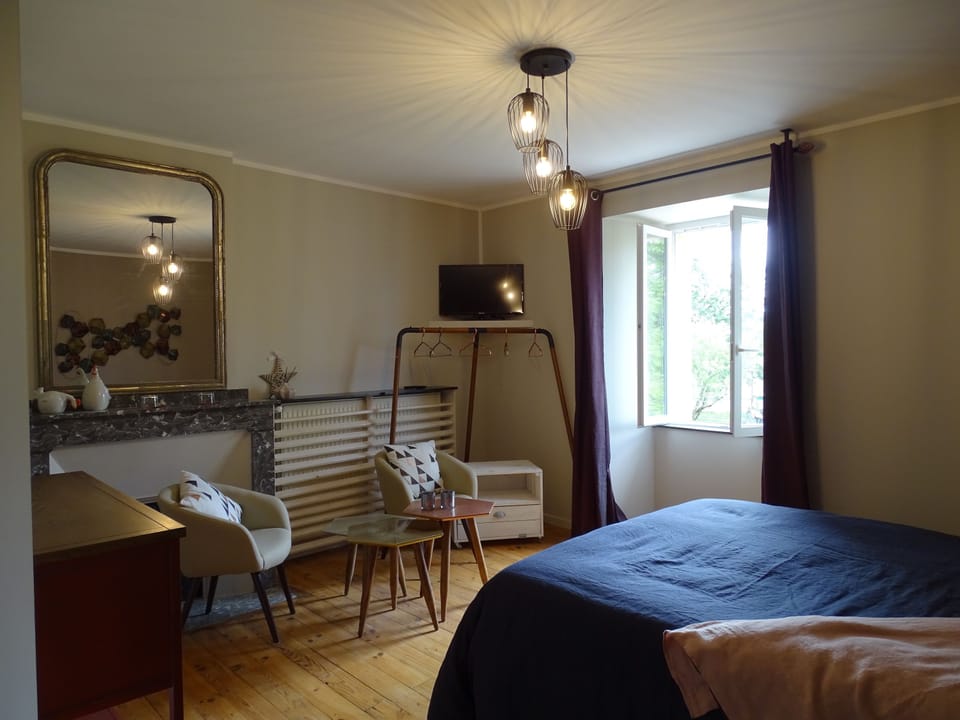 Double Room (Lautrec) | Premium bedding, desk, free cribs/infant beds, free WiFi
