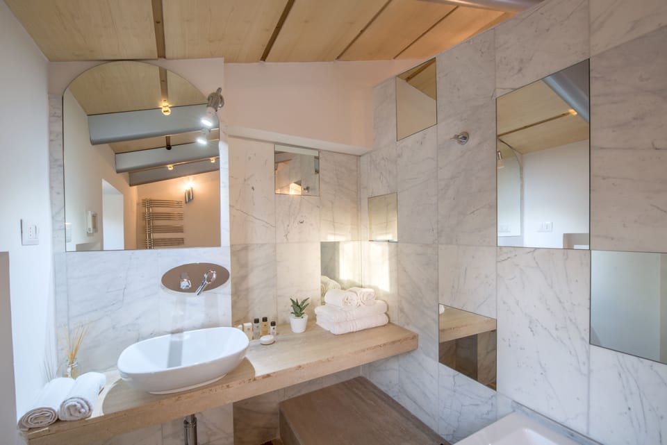 Panoramic Suite | Bathroom | Shower, free toiletries, hair dryer, slippers