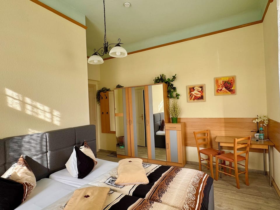 Comfort Double Room (mit Flussblick) | WiFi (free), bed sheets