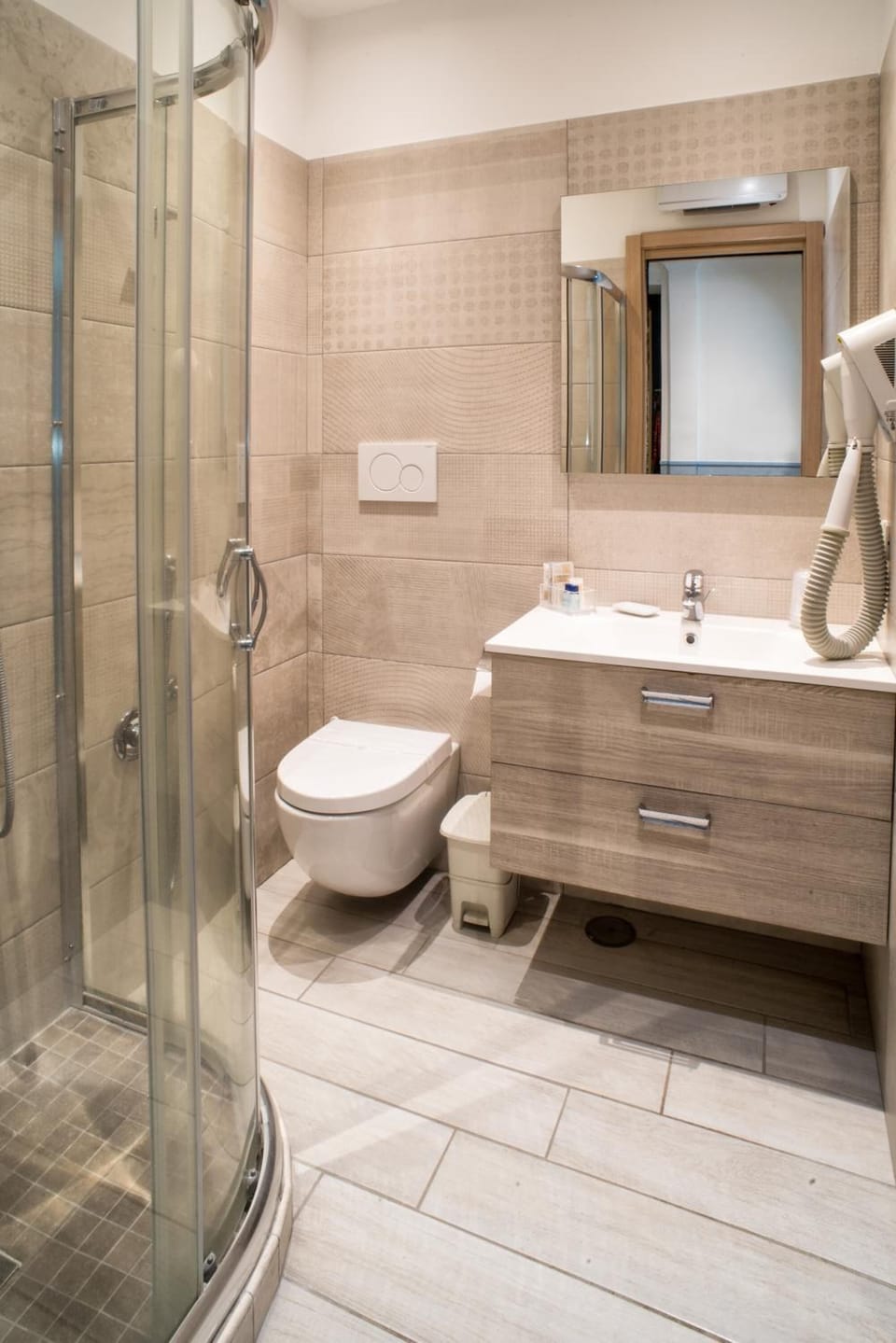 Shower, free toiletries, hair dryer, bidet