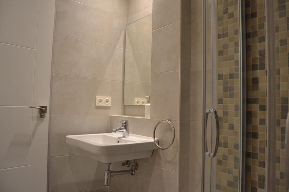 Shower, rainfall showerhead, free toiletries, hair dryer