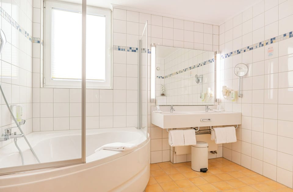 Suite, 1 King Bed | Bathroom | Combined shower/tub, free toiletries, hair dryer, towels