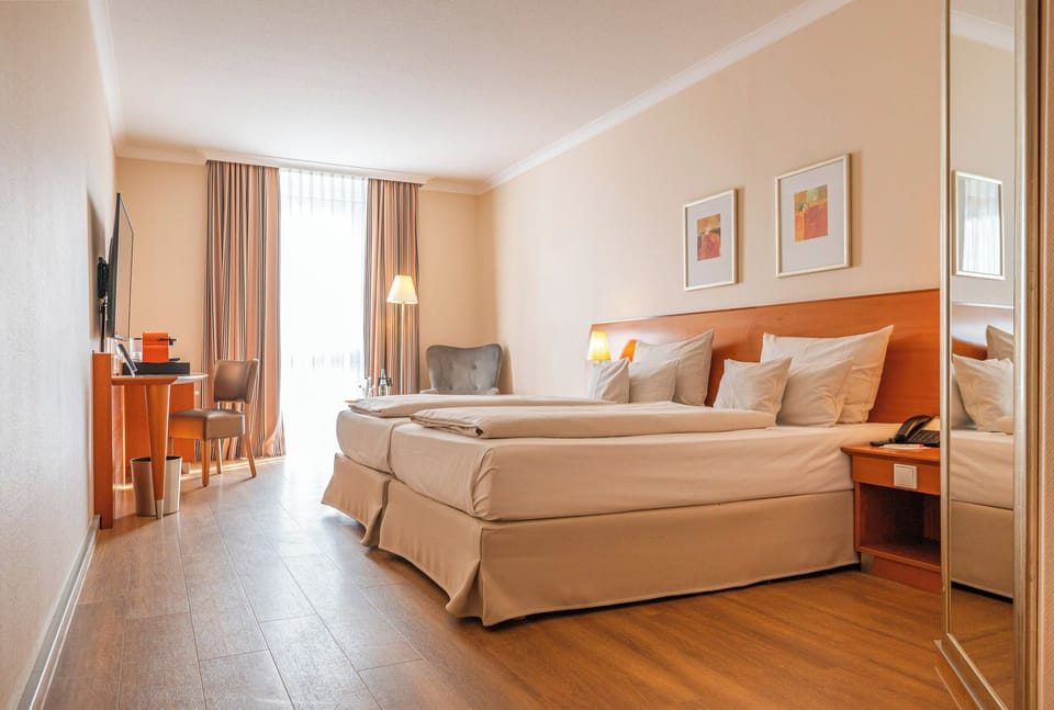 Comfort Room, 2 Twin Beds, Garden View | Hypo-allergenic bedding, desk, laptop workspace, blackout drapes