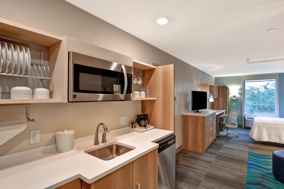 Full-size fridge, microwave, dishwasher, coffee/tea maker