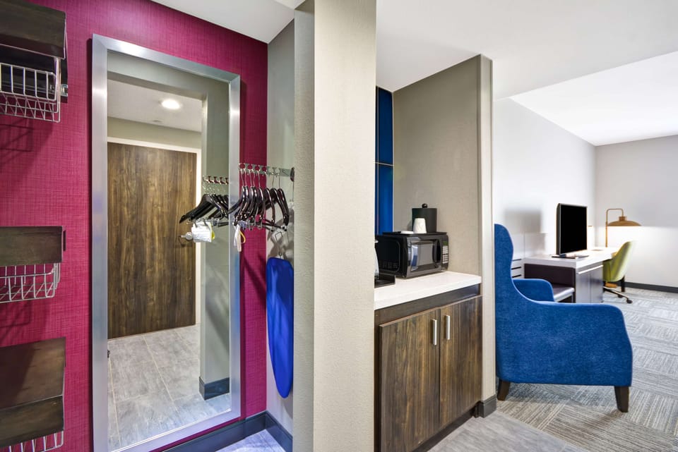 Room, 1 King Bed, Non Smoking | Hypo-allergenic bedding, desk, laptop workspace, blackout drapes