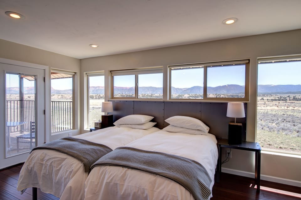 Luxury House, 3 Bedrooms, River View | 3 bedrooms, down comforters, iron/ironing board, free WiFi