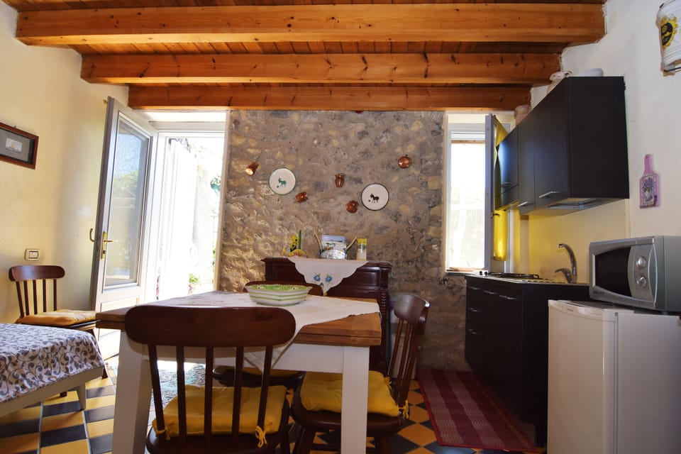 Cottage (accessible by climbing 80 steps) | Premium bedding, bed sheets