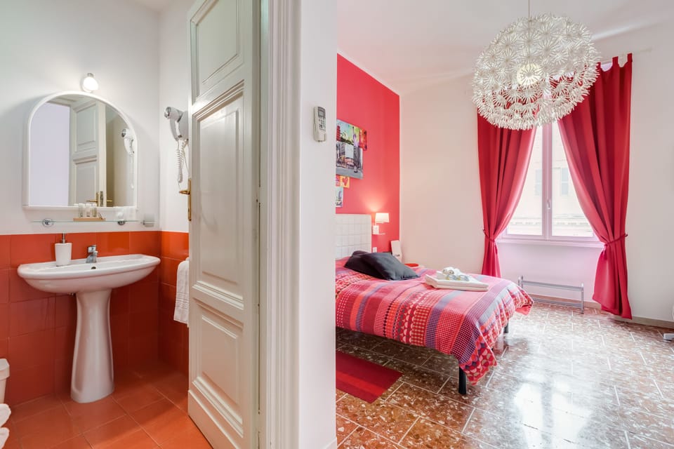 Design Double or Twin Room, City View | Room amenity