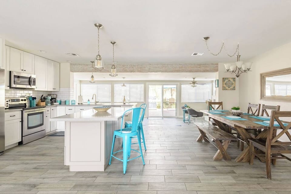 Beautiful, Large modern open kitchen at the Turquoise House South