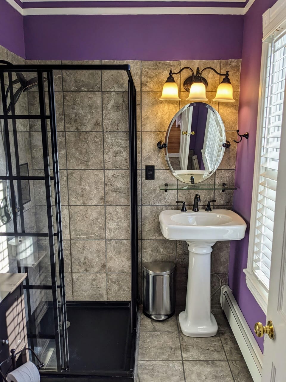 Traditional Room, 1 Queen Bed, Non Smoking | Bathroom | Free toiletries, hair dryer, towels, soap