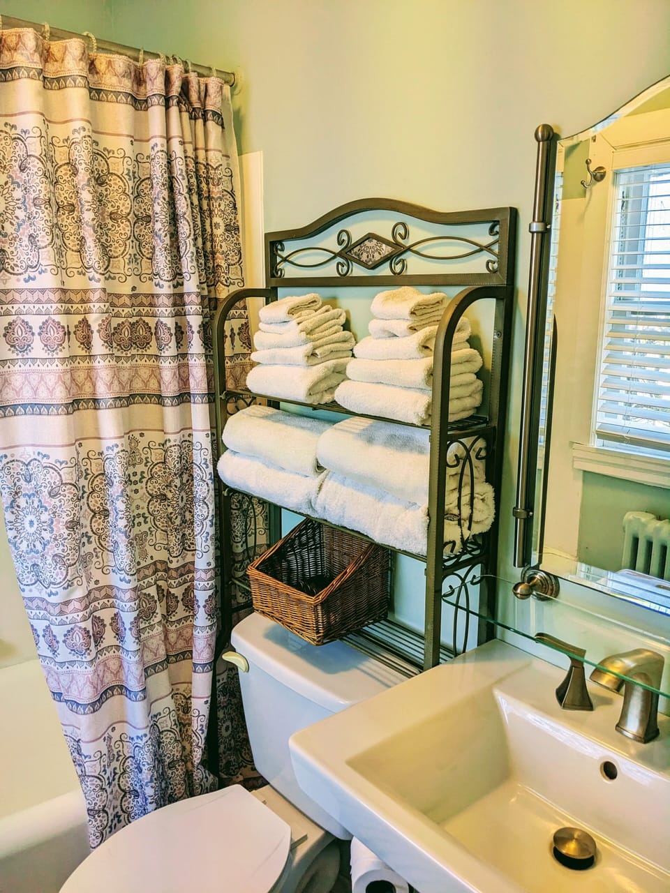 Comfort Double Room, 2 Double Beds, Non Smoking | Bathroom | Free toiletries, hair dryer, towels, soap