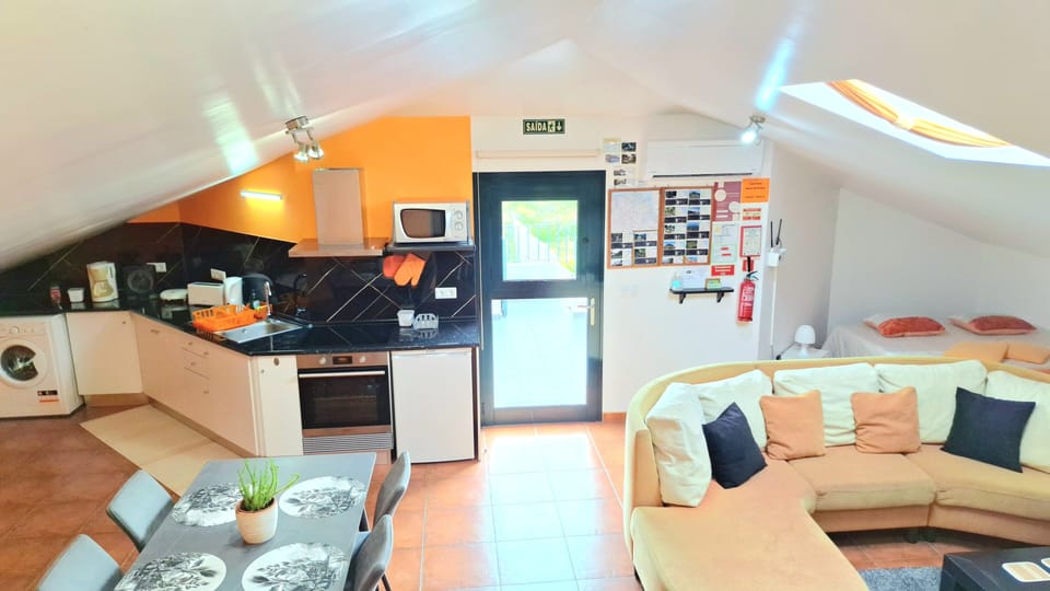Sala, cozinha, area de refeições.
